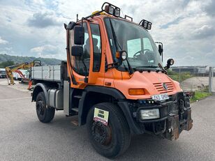 Mercedes-Benz Unimog U-400 kamion s ravnom platformom